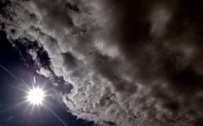 Automobilbranche: Dunkle Wolken: Autobauer reagieren auf Absatzschwäche