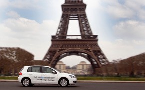 Elektromobilität: Der E-Golf stromert durch Paris