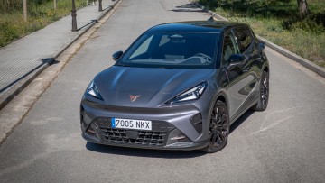 Cupra Raval stehend von vorn auf einer leeren Straßen in Spanien fotografiert