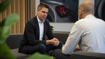 Felix Gebhart ist Vertriebsdirektor bei Mazda Deutschland und hier im Gespräch mit Michael Blumenstein von der Autoflotte 