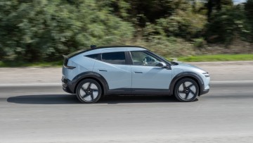 Hyundai Ioniq 3 fahrend von der Seite als Mitzieher fotografiert