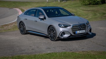 Neue Mercedes C-Klasse elektrisch von vorn fotografiert, C 400 4Matic in Lavendelsilber 