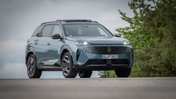 Peugeot E-5008 stehend gegen den Himmel fotografiert