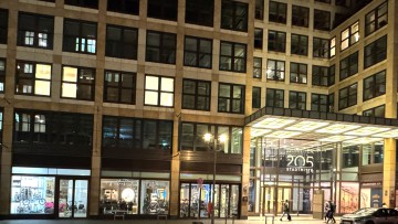 Neue Bicicli-Zentrale in Berlin hier in der Außenansicht bei Nacht.