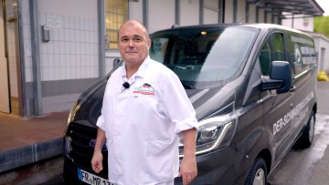 Metzgermeister Reichenbach arbeitet nach ethischen Maßstäben und nur im Direktvertrieb. Hier steht er vor einem seiner Ford Transit