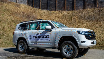 Gepanzerter Toyota Landcrusier mit Einschusslöchern in der Karosserie und der Scheiben