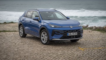 Blauer VW T-Roc der zweiten Generation stehend vor dem Atlantik in Portugal fotografiert