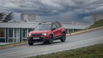 Mitzieher von vorn vom Jeep Avenger, rot lackiert mit schwarzem Dach