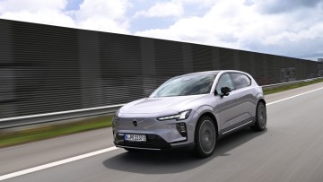 EX60 von Volvo fahrend auf Schnellstraße Car2Car fotografiert