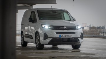 Weißer Opel Combo Cargo Electric unter Vordach auf Garage parkend