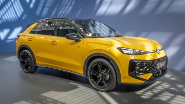 VW T-Roc seitlich von vorn fotografiert, Auto ist in gelb