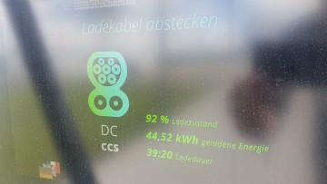 Ladesäule mit Anzeige der abgenommenen Strommenge