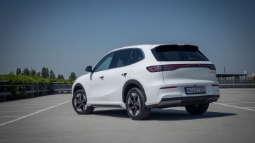 Geely E5 von schräg hinten fotografiert, stehend auf einem Parkhausdach