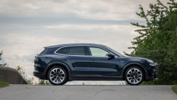 Seitenansicht des Porsche Cayenne ELectric gegen den Himmel aufgenommen
