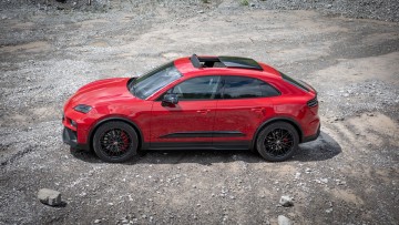 Seitenansicht des Porsche Macan GTS leicht von oben fotografiert in einem Steinbruch