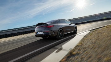 Zur technischen Ausstattung zählen ein adaptives Sportfahrwerk und eine aktive Aerodynamik mit ausfahrbarem Heck- beziehungsweise Dachkantenspoiler.