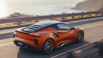 Auch mit seinen Sprintzeiten kann der Emira 420 fast schon Hypercars das Wasser reichen
