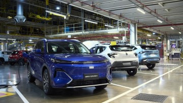 Im Renault-Ayrton-Senna-Werk in Curitiba laufen nun auch Geely-Fahrzeuge vom Band. Der EX5 EM-i ist nur das erste Modell, das die Franzosen im Fremdauftrag bauen. Im Dezember soll mit dem vollelektrischen EX2 der zweite Geely für den lateinamerikanischen 