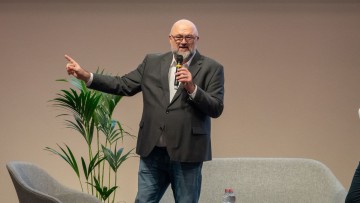 Axel schäfer bei der Moderation der Nakobemo 2025