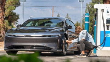 Lucid Air Touring beim Laden an Electrify America-High-Performance-Charger