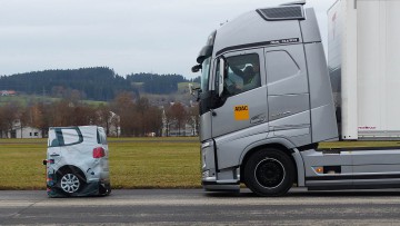 Test von Lkw-Notbremssystemen: Retter in der Not