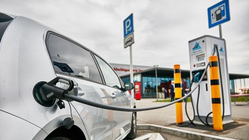 Ausbau der Ladeinfrastruktur: Mehr Ladesäulen für E-Autos