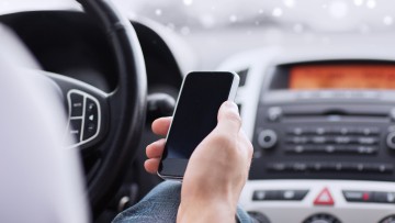 Smartphone am Steuer: Neue Studie warnt vor großer Unfallgefahr