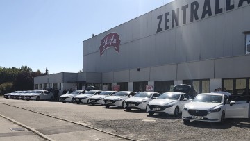 Fahrzeugübergabe: Neue Mazda für Ciloglu-Außendienst