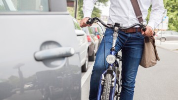 Gefahr für Radfahrer und Fußgänger: Parkende Autos und "Dooring"