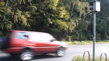 Das kann teuer werden: Blitzern bloß nicht den Stinkefinger zeigen