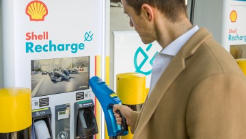 Shell installiert Schnellladesäule: "Recharge" beschleunigt Ausbau