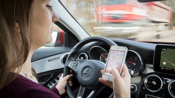 55. Verkehrsgerichtstag: Höhere Bußgelder für Smartphone am Steuer gefordert