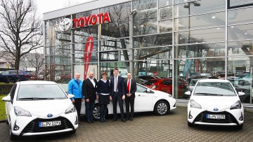 Fahrzeugübergabe: WBS Training erhält elf Toyota Auris Hybrid