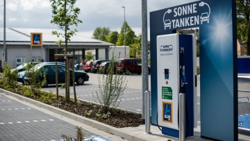 Ladeinfrastruktur: Aldi baut Elektro-Tankstellen in Autobahnnähe