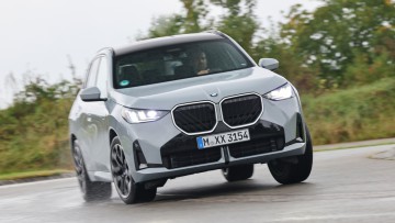 BMW X3 20 xDrive fahrend schräg von vorn