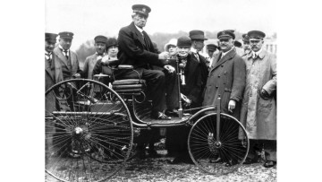 Aller Auto Anfang – Der Benz Patent-Motorwagen wurde 1886 vorgestellt. Hier mit Carl Benz am Steuer