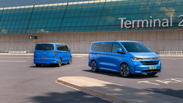 VW Caravelle (2025) in Mid Blue Metallic von vorn und von hinten zu sehen