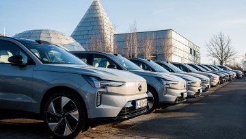 Volvo EX90 stehend in einer Reihe vor dem Dänischen Pavillon in Hannover