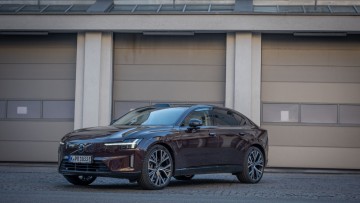 Volvo ES90 von schräg vorn stehend fotografiert