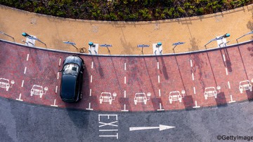 Ladepark E-Autos mit einem Auto von oben