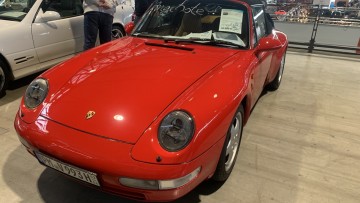 Rotes Porsche 996 Cabriolet mit geöffnetem Verdeck auf der Retor Classics 2026 