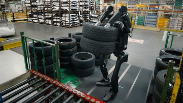 Kollege Roboter: "Calvin" beim Reifentransport im Renault-Werk Douai