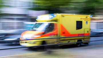 Rettungswagen im Einsatz im Stadtverkehr
