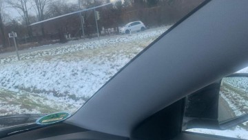 Steinschlag in der Windschutzscheibe eines Tesla Model 3