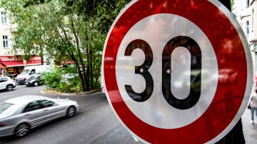 EU-Parlament fordert mehr Verkehrssicherheit: Kein Alkohol und langsamer durch die Stadt