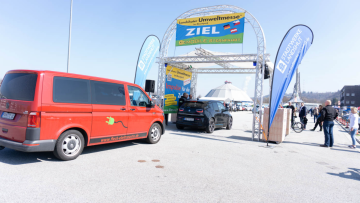 Elektroautos beim Zieleinlauf der Sternfahrt der Landshuter-Umweltmesse