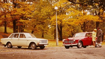 Kanten statt Kurven – Der Volvo 144 (links) startete 1966 als designierter Nachfolger des noch bis 1970 gebauten Volvo Amazon (rechts) in frischen, ebenfalls ikonischen Konturen