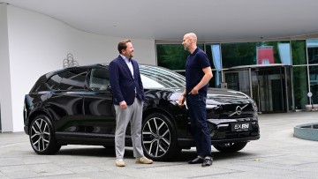 René Müller am Volvo EX60 in Hamburg im Gespräch mit Michael Blumenstein (Autoflotte)