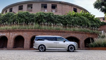 Volvo EM90