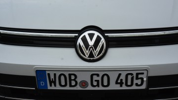 VW Golf, Nummernschild, Kfz-Kennzeichen, Logo. VW-Logo